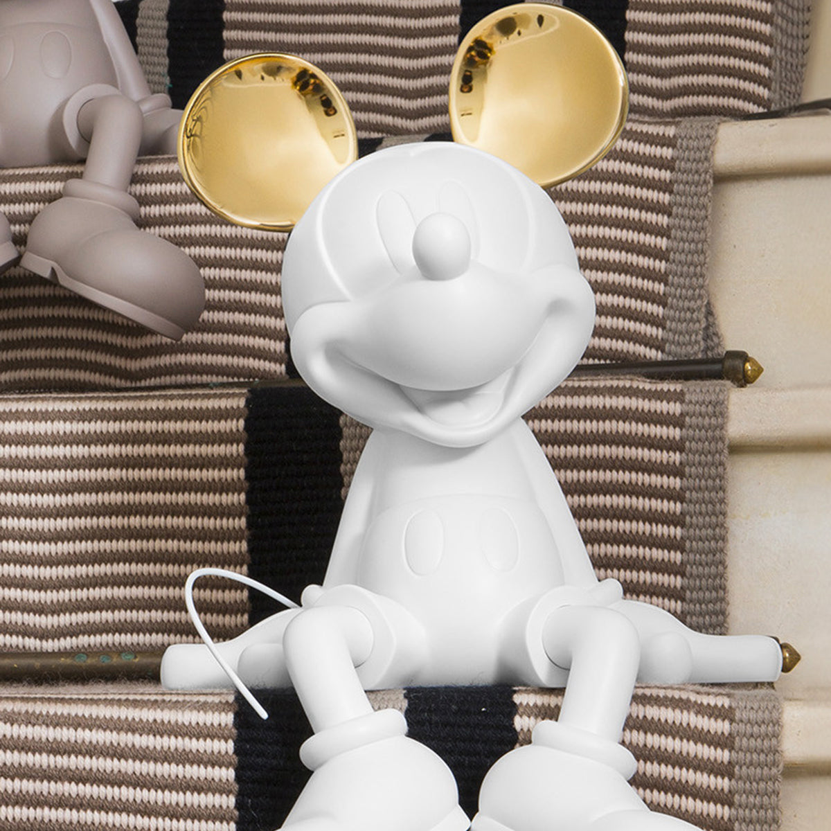 Mickey Mouse Take 2 White & Gold Figure - 19 - Image 2