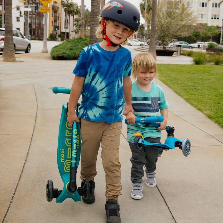 Micro Maxi Foldable LED Scooter - Petrol Green - Image 2