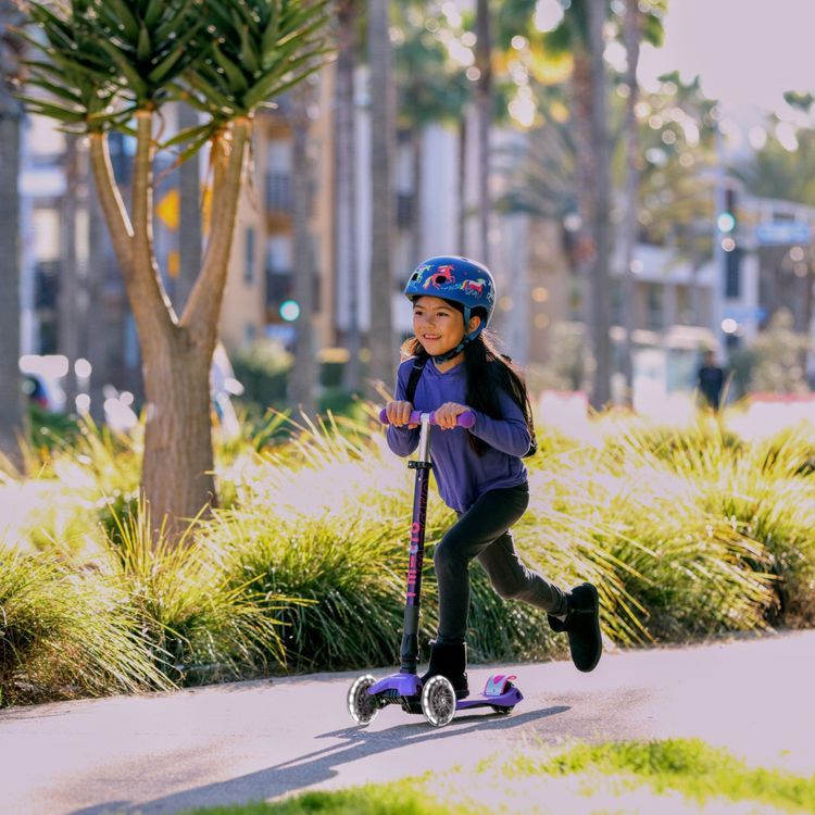Micro Maxi Foldable LED Scooter - Purple - Image 2