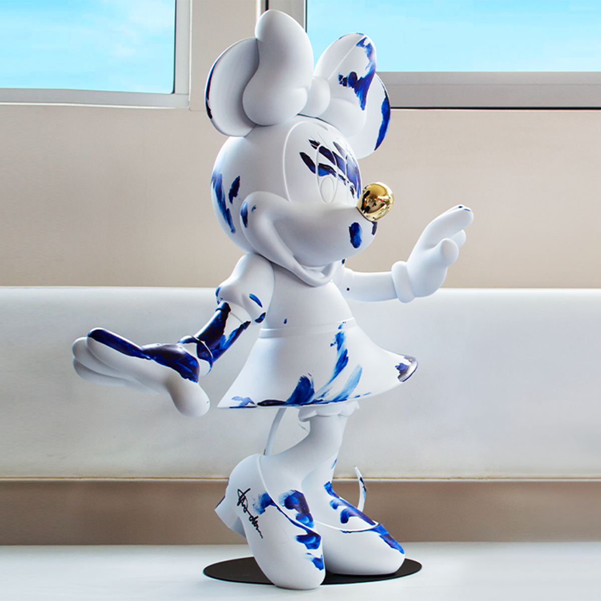 Minnie Mouse Figure White & Blue Limited Edition - 24.4 - Image 2