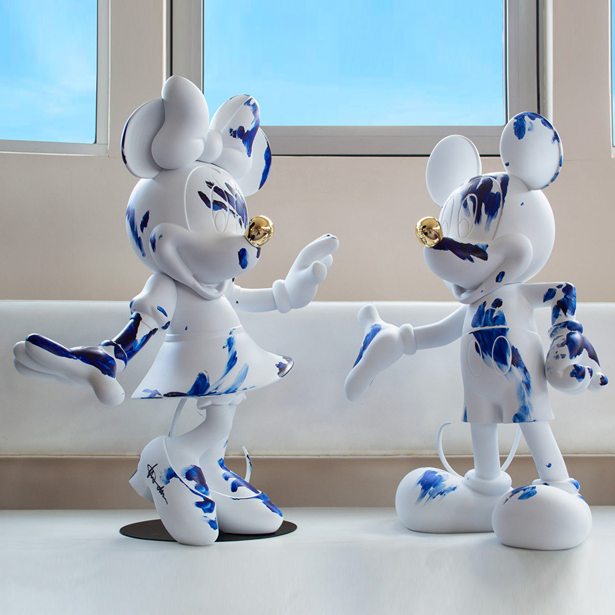 Minnie Mouse Figure White & Blue Limited Edition - 24.4 - Image 5